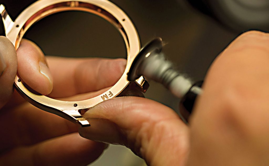 polishing of the upper part of a Chopard watch case, made from Fairmined gold