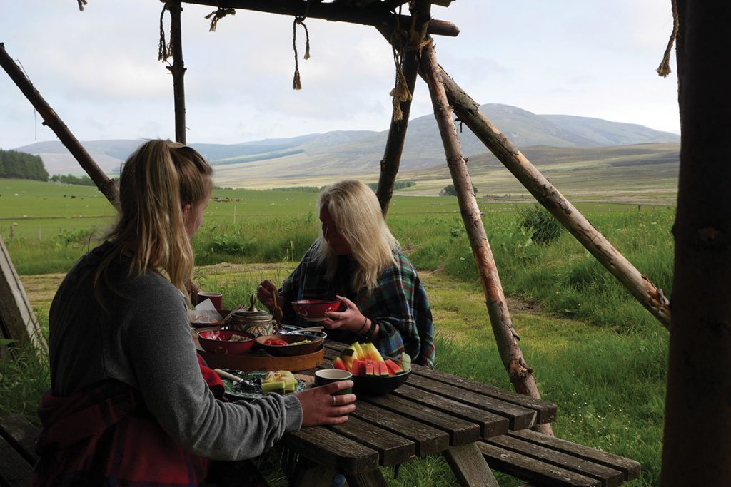 ghillie-basan-and-her-daughter-eating-outside