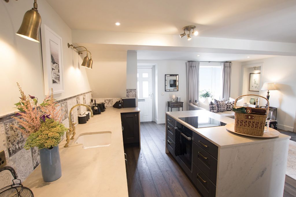 kitchen-with-gold-accents