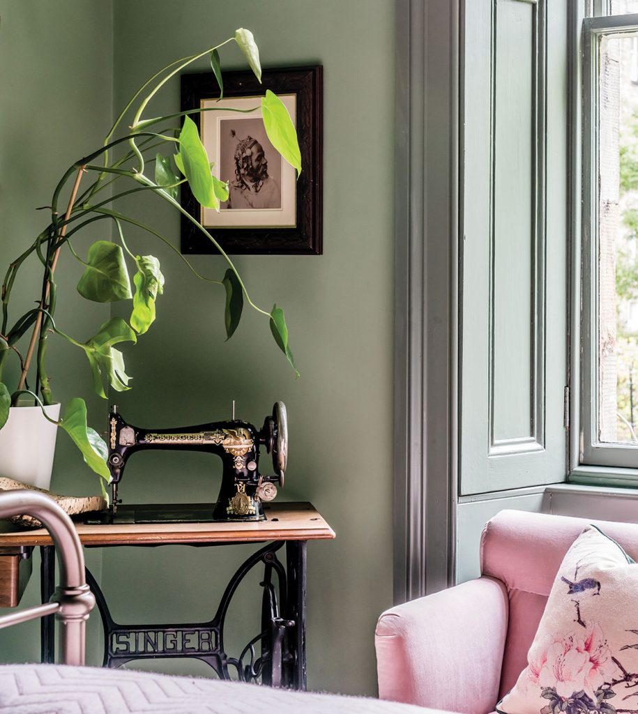 pink-bedroom-with-green-plants