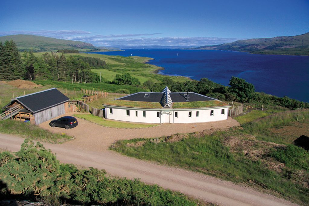 Carpenter-oak-home-on-hillside