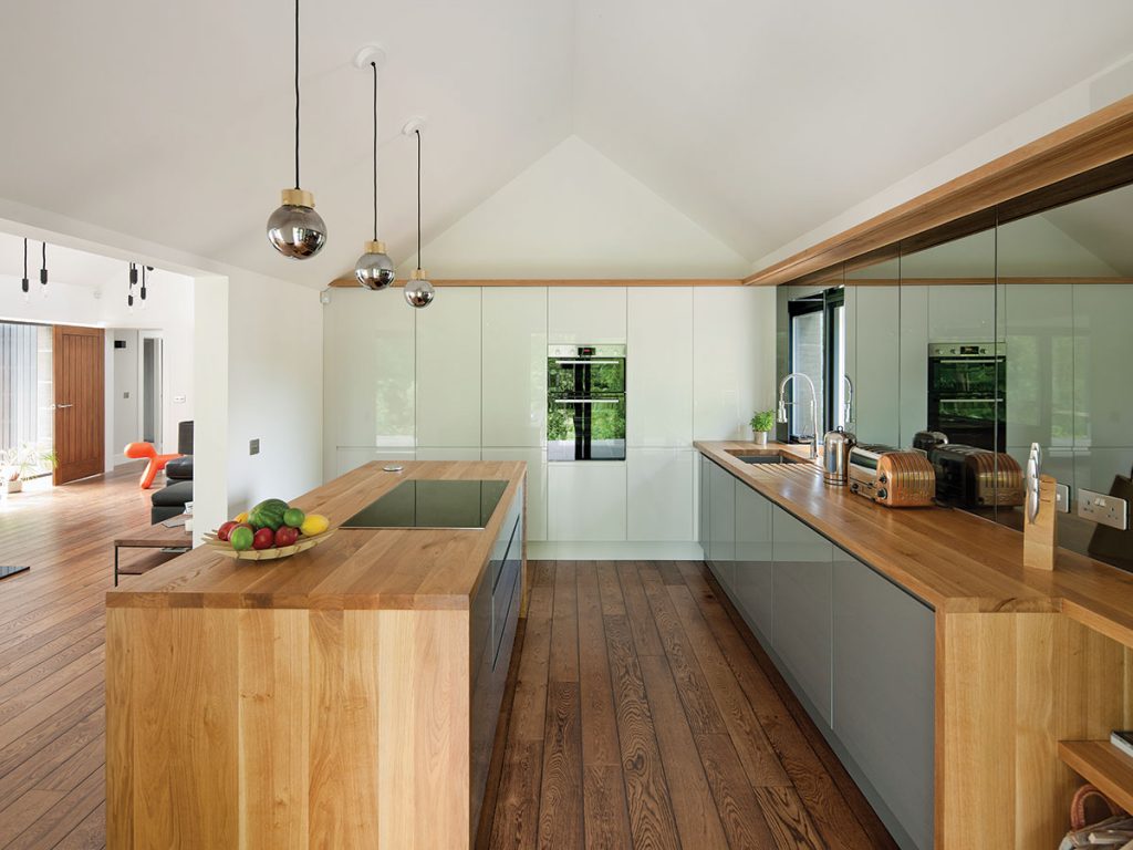 kitchen-with-grey-and-wood-fittings