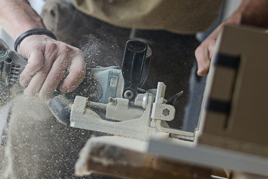 Joiner cutting laminate wall panel using jig saw 