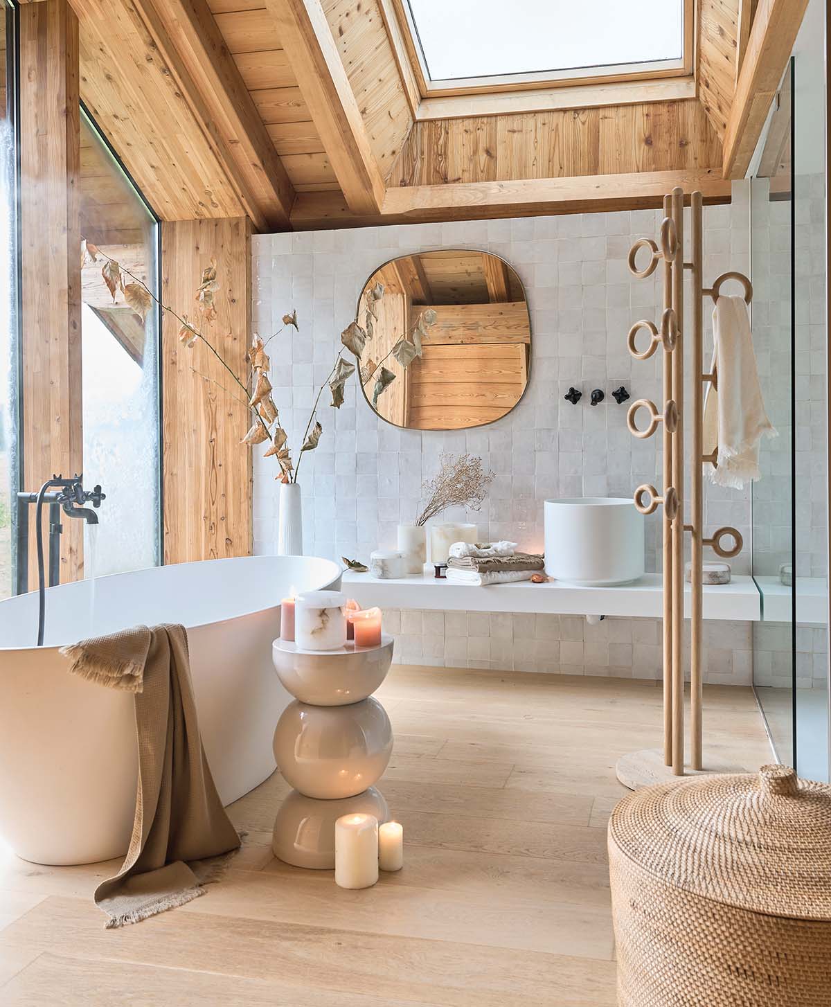 La Redoute bathroom accessories and wood panelling. You're sure-fire ticket to making stylish bathrooms.