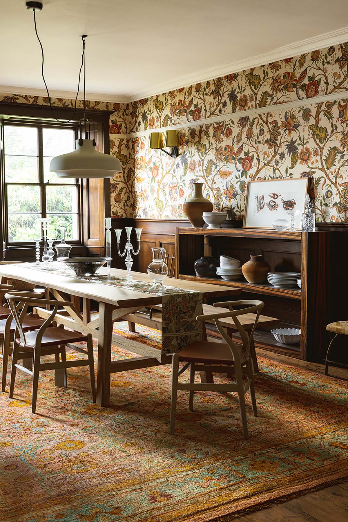 Dining area that finds the perfect match between rustic and artistic in Scotland
