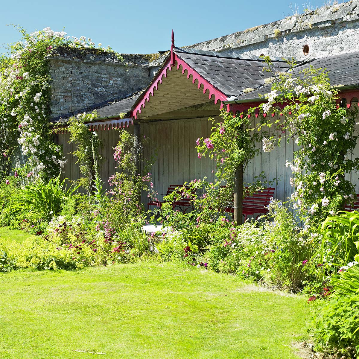 How to decorate your summer house with flowers