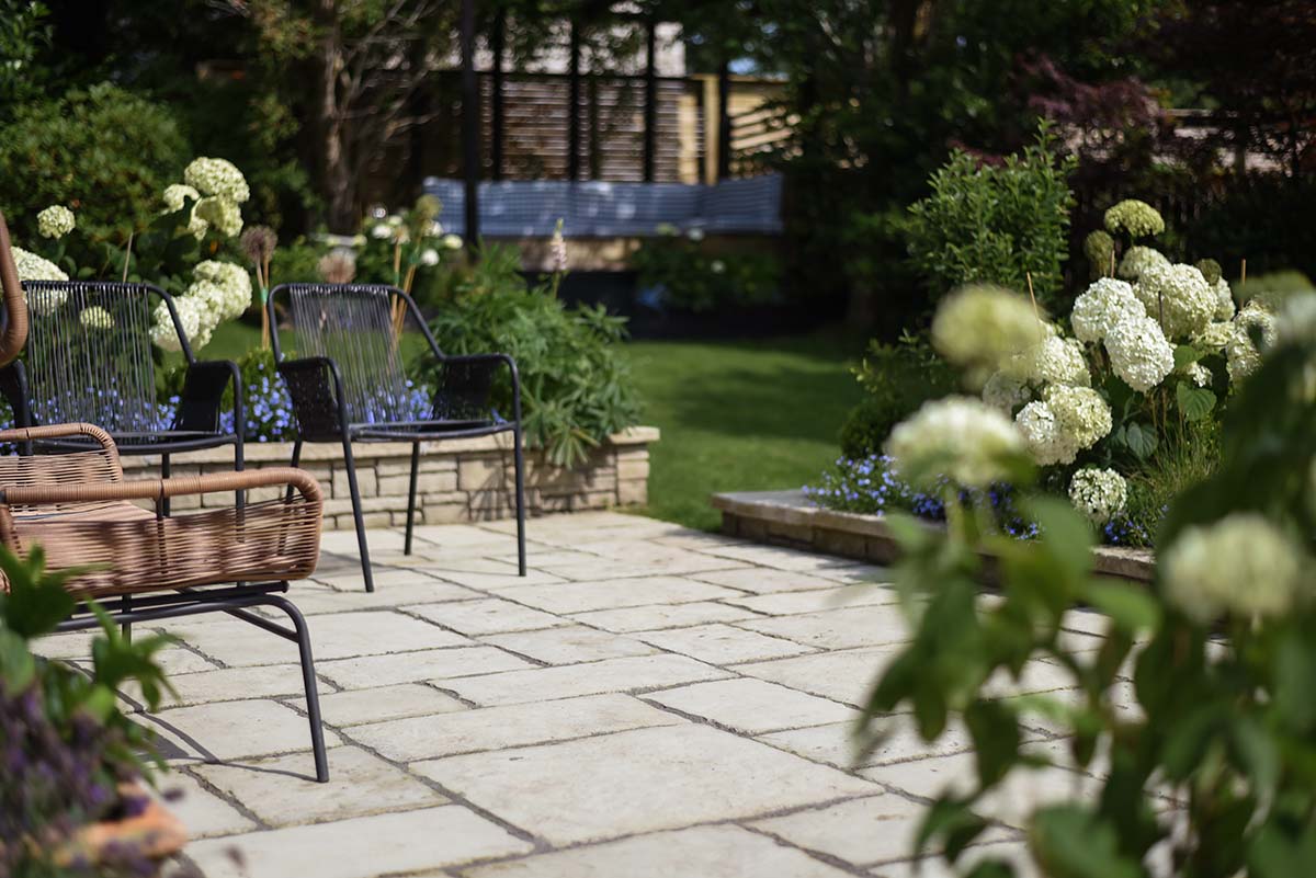 summer garden in glasgow with white blooms and open patio