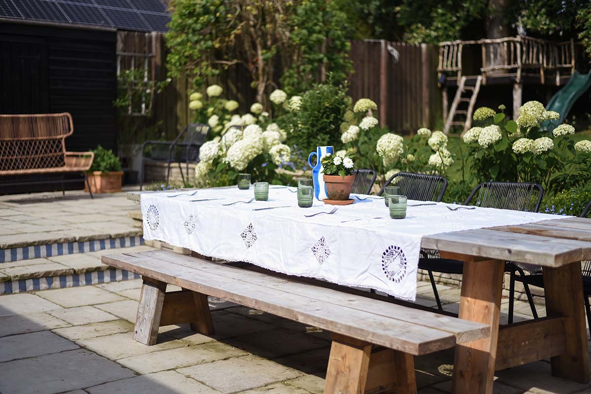 how to dress your garden table