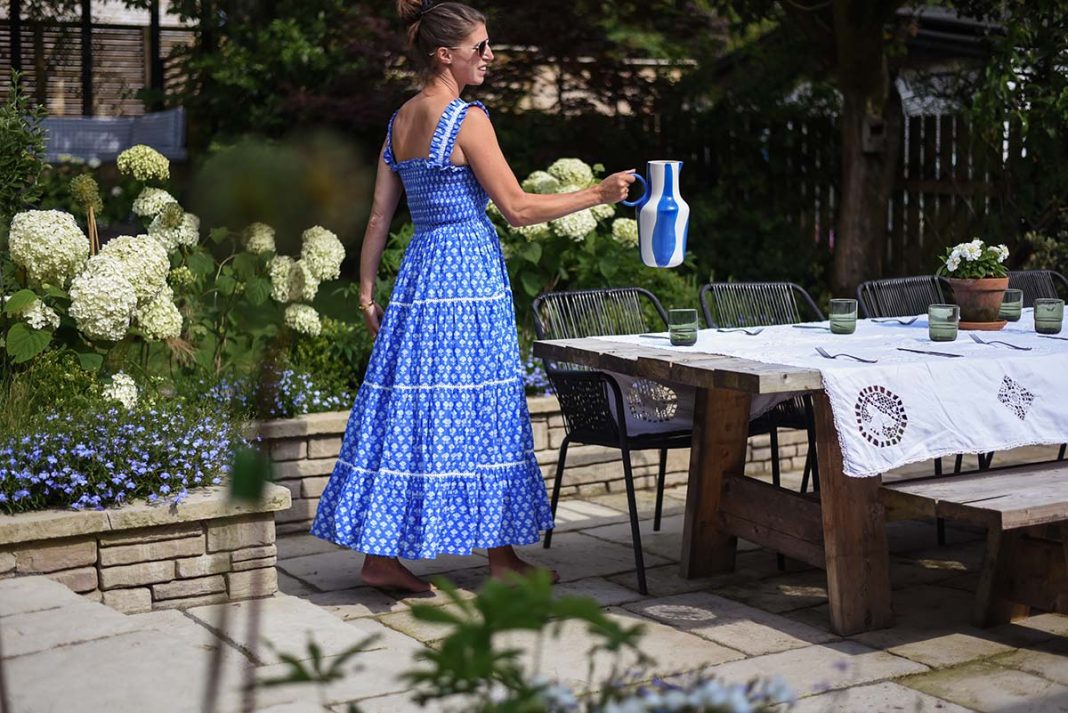 wendy gilmour scottish influencer of the year sets table in her garden in glasgiw