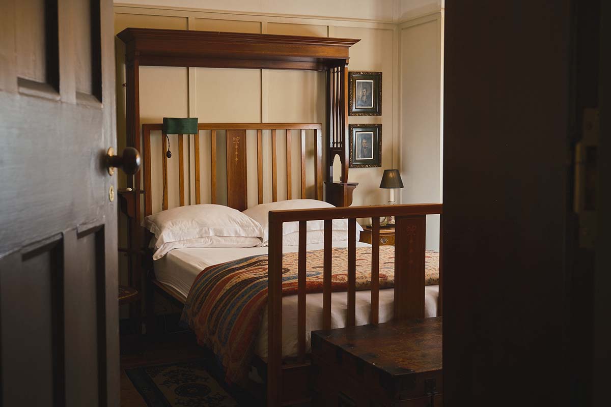 bedroom in a scottish cottage from the 17th century