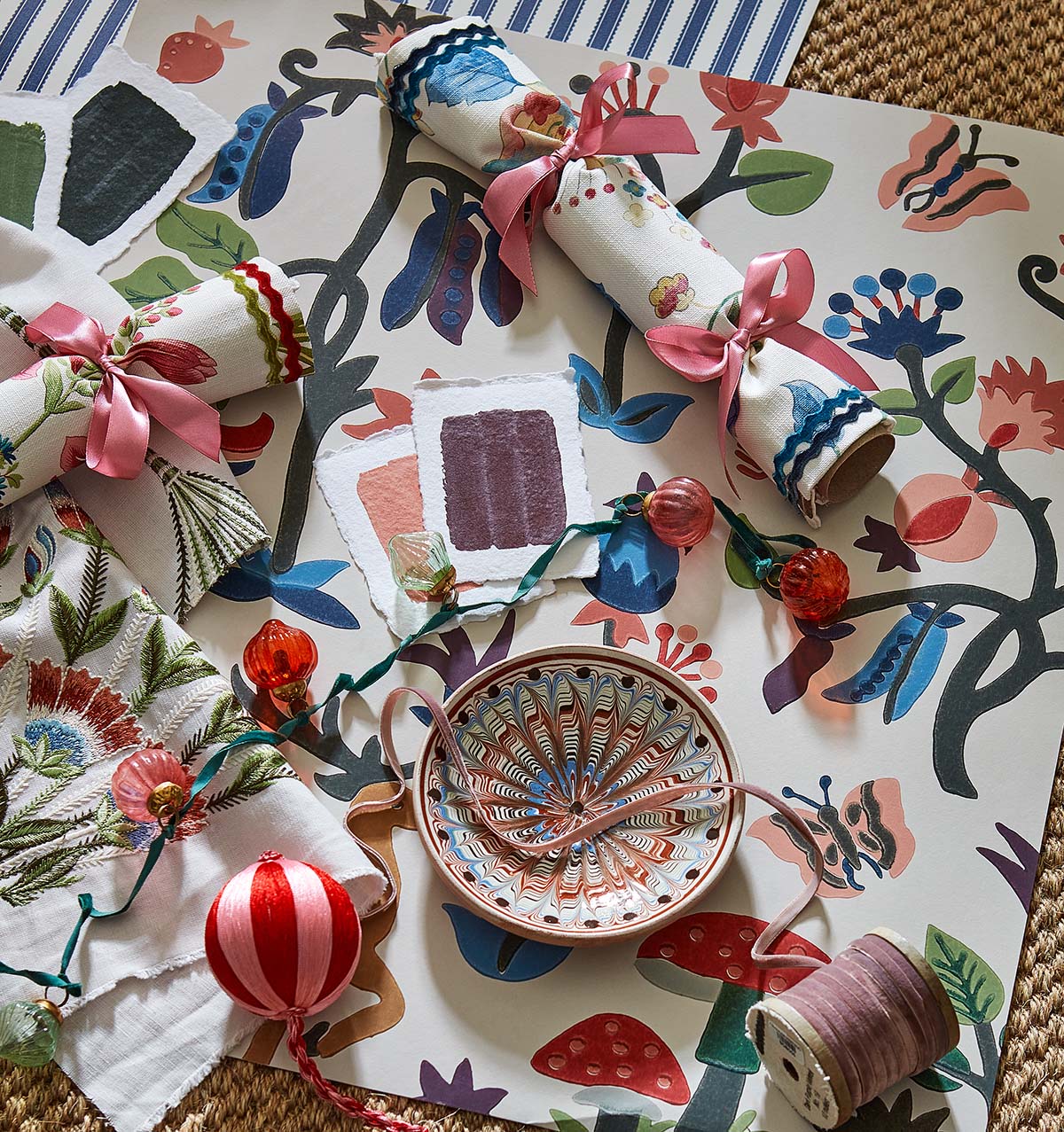 tablescaping ideas - pattern drenching your table this christmas