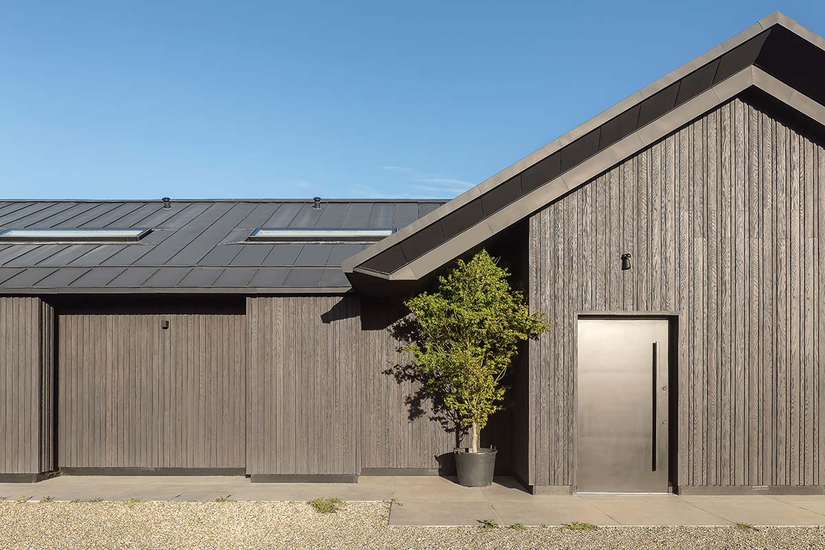  a four-bedroom single-storey new house in Kent, by Mailen Design and Peter Bradshaw Architects