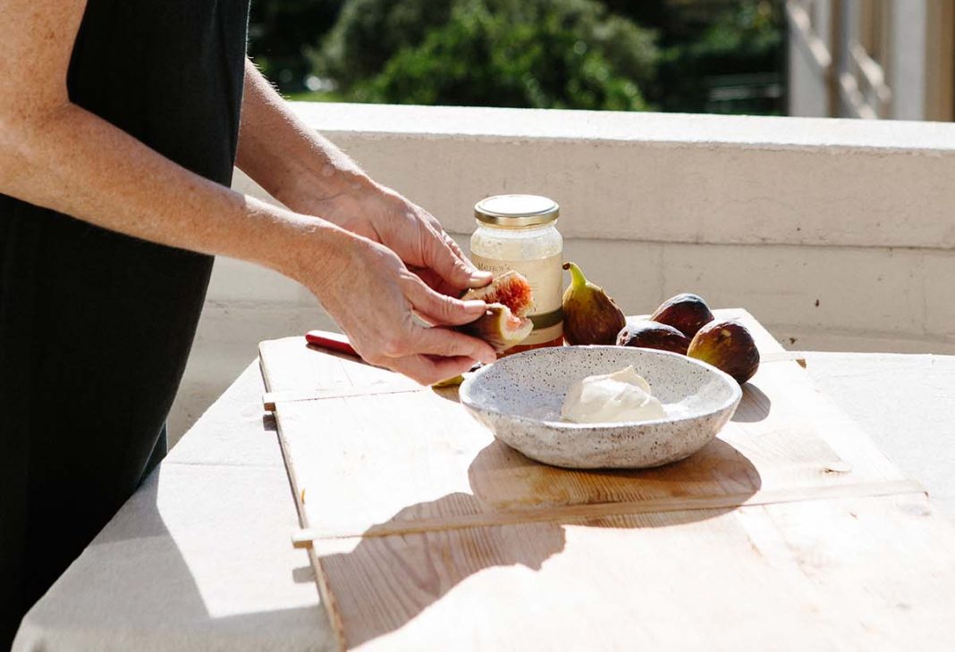 cheesemaker kitrsten allen in australia training how to make cheese