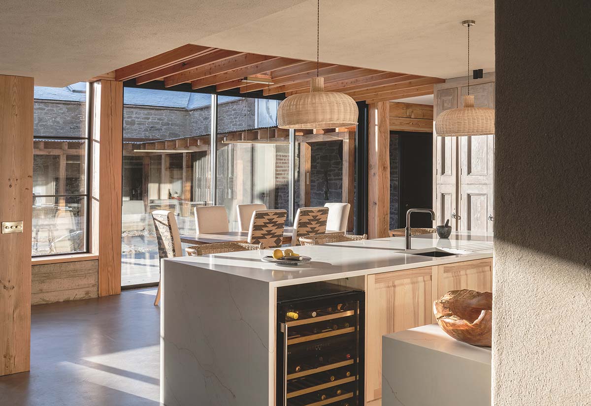 Daniel worked with architectural designers Mallett on this kitchen, using a warm, neutral clay plaster to harmonise with the timber joinery.