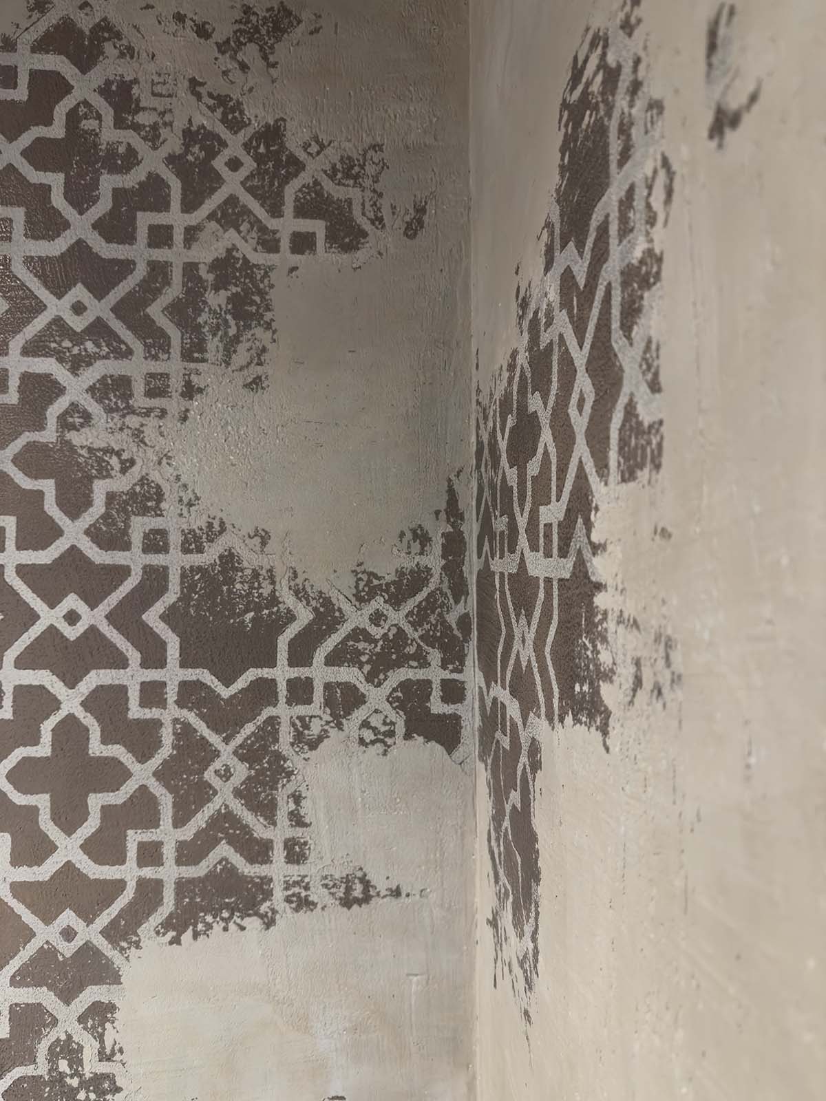 Creative plastering on a wall, inspired by ancient venetian design techniques