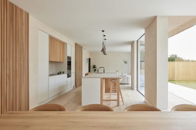 This is Woodside, a seaside extension project executed by Jones Robbins Tobin, an architecture firm based in Edinburgh and East Lothian in Scotland