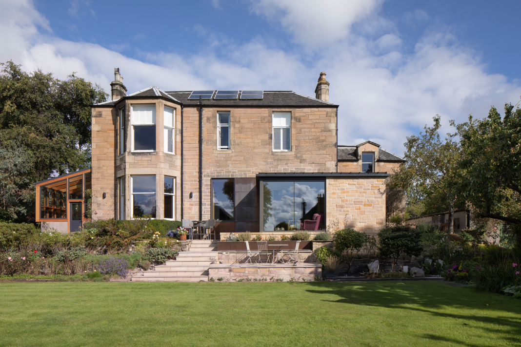 Impressive renovation of an old Victorian home in Edinburgh by crew architects